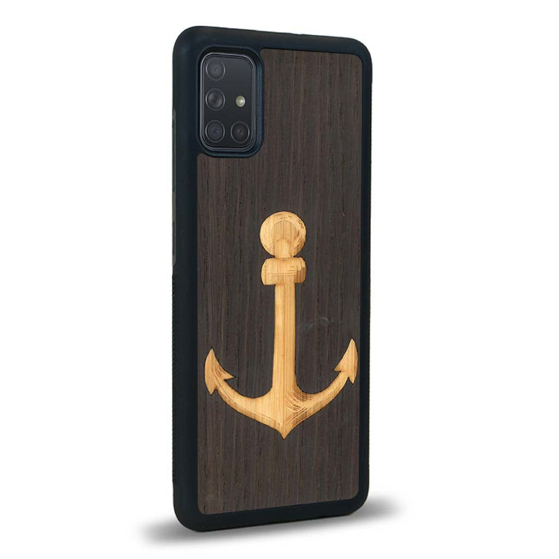 Coque de protection en bois véritable fabriquée en France pour Samsung A51 sur le thème nautique avec un bois clair et un bois foncé représentant une ancre de bateau