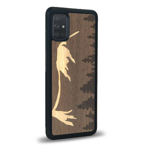Coque de protection en bois véritable fabriquée en France pour Samsung A51 sur le thème de la nature et de la montagne qui allie du chêne fumé, du noyer et du bambou représentant le mont mézenc