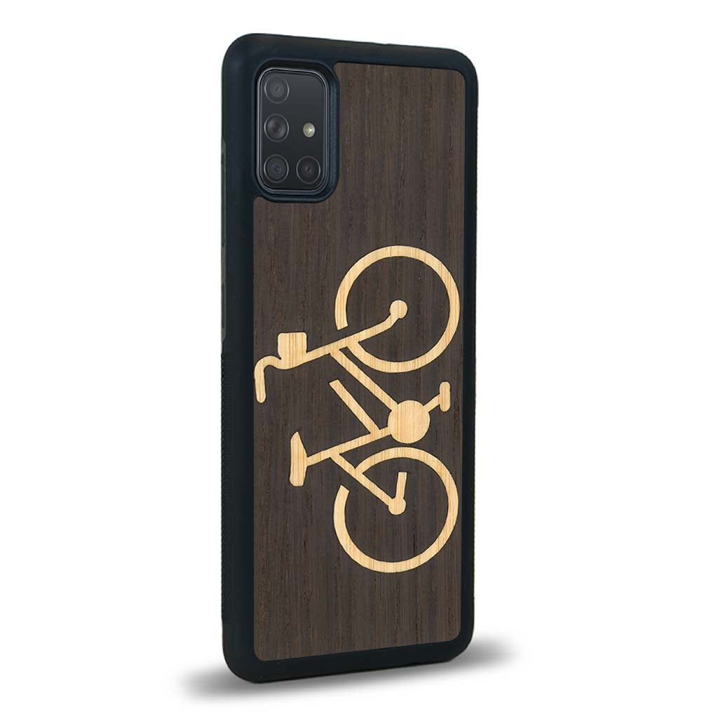 Coque de protection en bois véritable fabriquée en France pour Samsung A51 sur le theme du vélo et de l'outdoor qui allie du bambou et du chêne fumé représentant un vélo