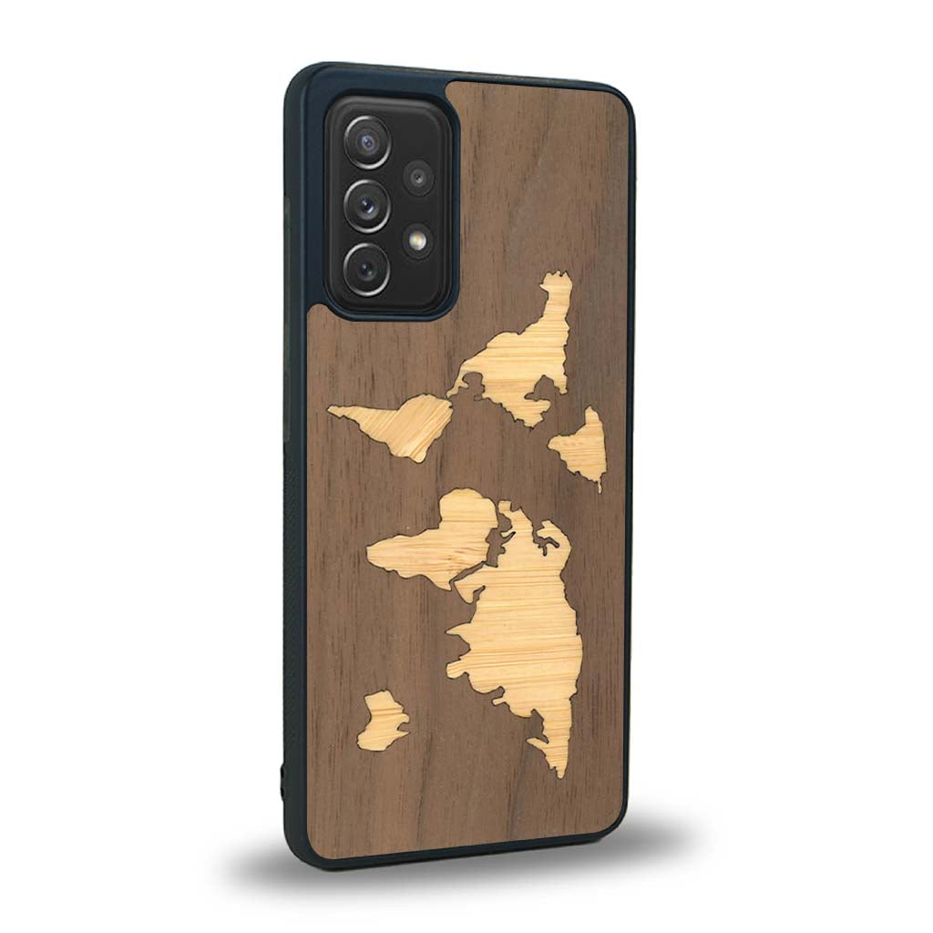 Coque de protection en bois véritable fabriquée en France pour Samsung A52 alliant du bambou et du noyer sur le thème du voyage et de l'aventure représentant une mappemonde