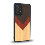 Coque de protection en bois véritable fabriquée en France pour Samsung A52 alliant du chêne fumé, du padouk et du bambou en forme de chevron sur le thème de l'art abstrait