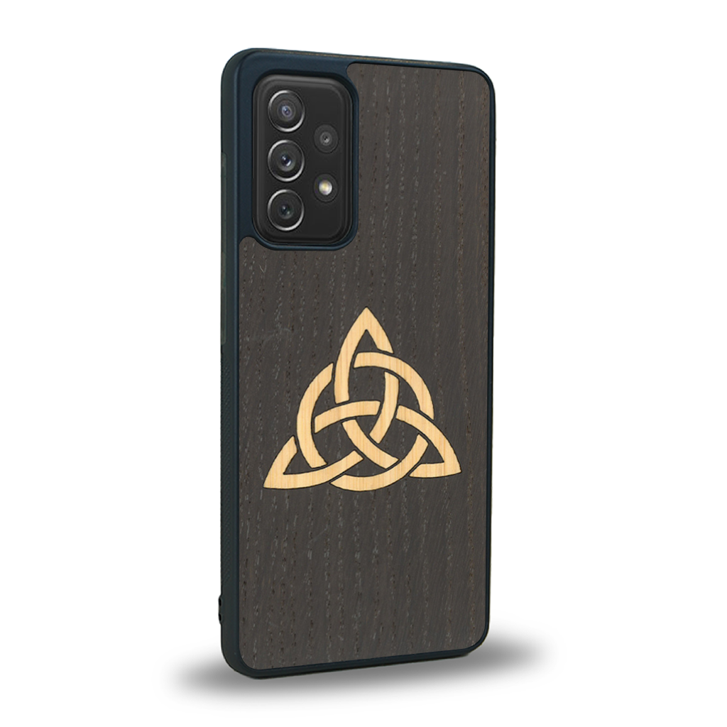 Coque de protection en bois véritable fabriquée en France pour Samsung A52 alliant du chêne fumé et du bambou représentant une triquetra