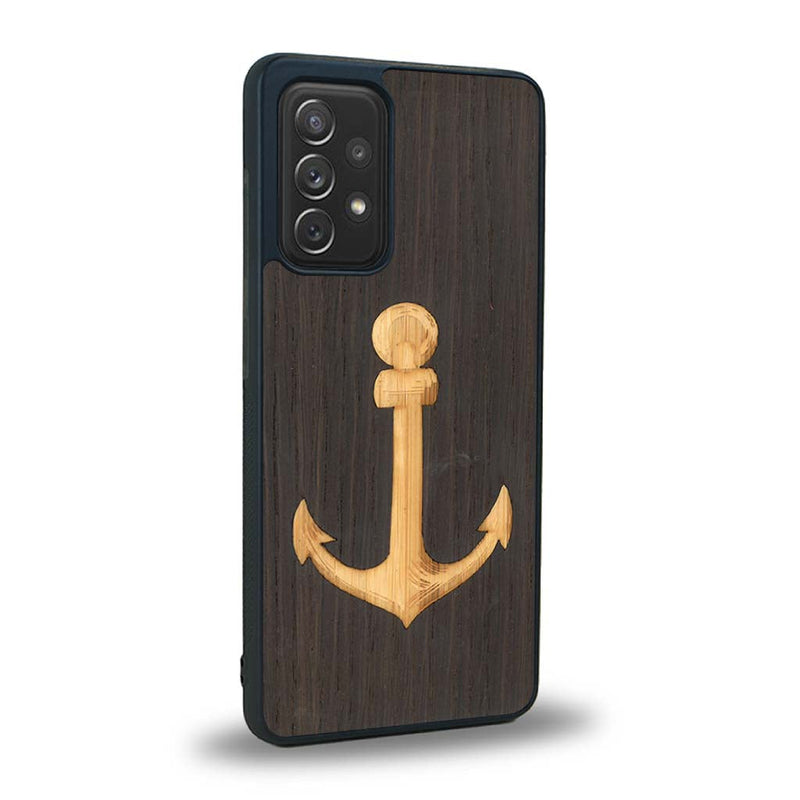 Coque de protection en bois véritable fabriquée en France pour Samsung A52 sur le thème nautique avec un bois clair et un bois foncé représentant une ancre de bateau