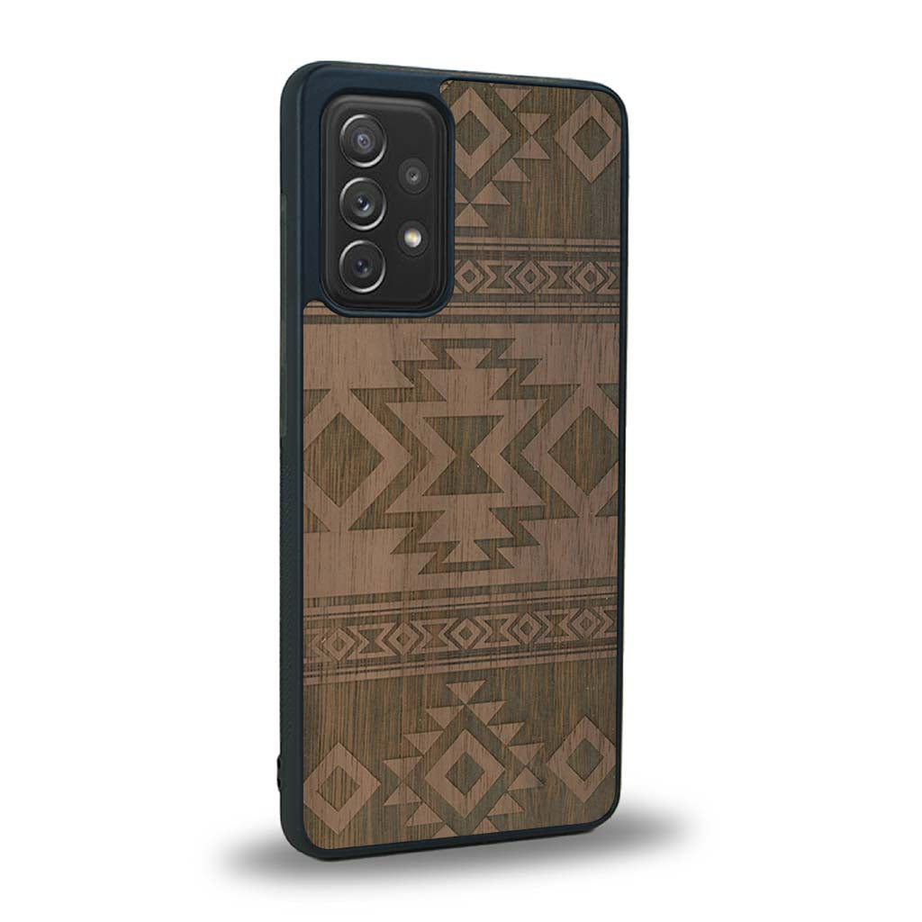 Coque de protection en bois véritable fabriquée en France pour Samsung A52 avec des motifs géométriques s'inspirant des temples aztèques, mayas et incas