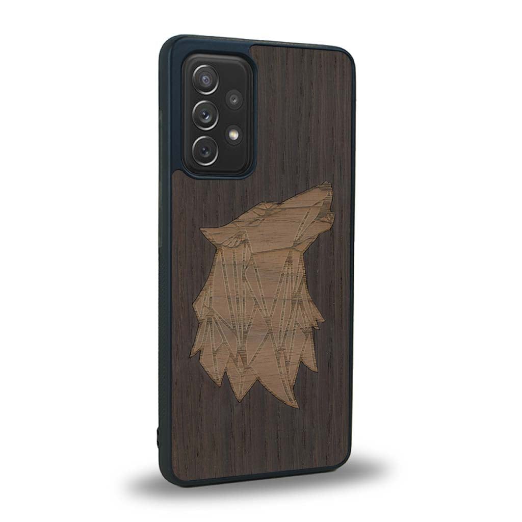 Coque de protection en bois véritable fabriquée en France pour Samsung A52 alliant du chêne fumé et du noyer représentant une tête de loup géométrique de profil sur le thème des animaux et de la nature
