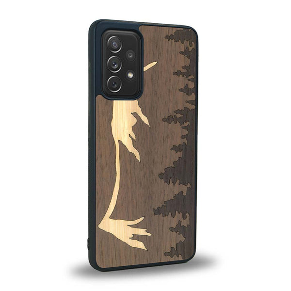 Coque de protection en bois véritable fabriquée en France pour Samsung A52 sur le thème de la nature et de la montagne qui allie du chêne fumé, du noyer et du bambou représentant le mont mézenc