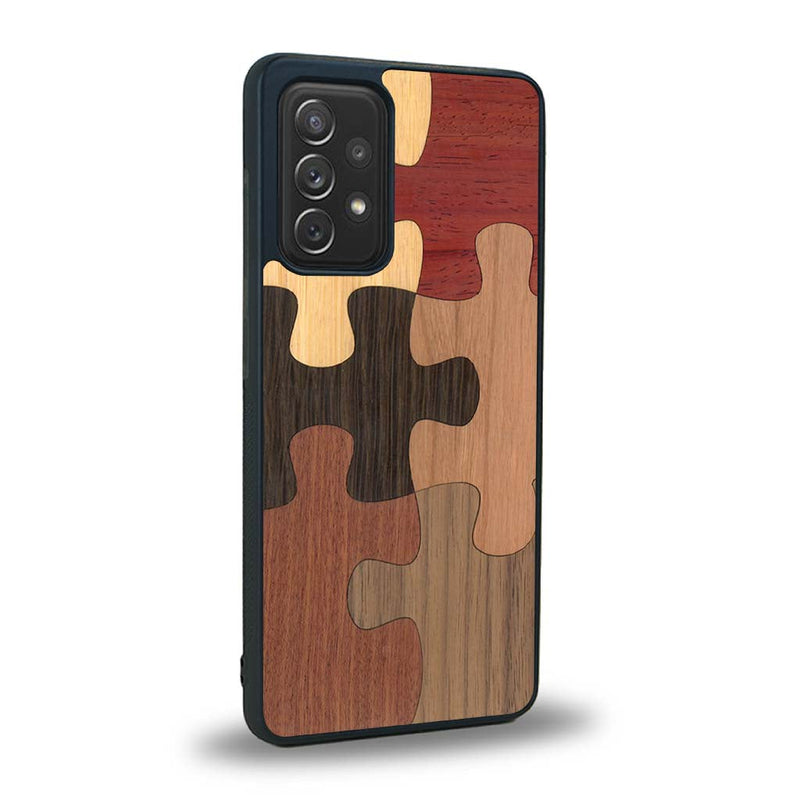 Coque de protection en bois véritable fabriquée en France pour Samsung A52 représentant un puzzle en six pièces qui allie du chêne fumé, du noyer, du bambou, du padouk, du merisier et de l'acajou