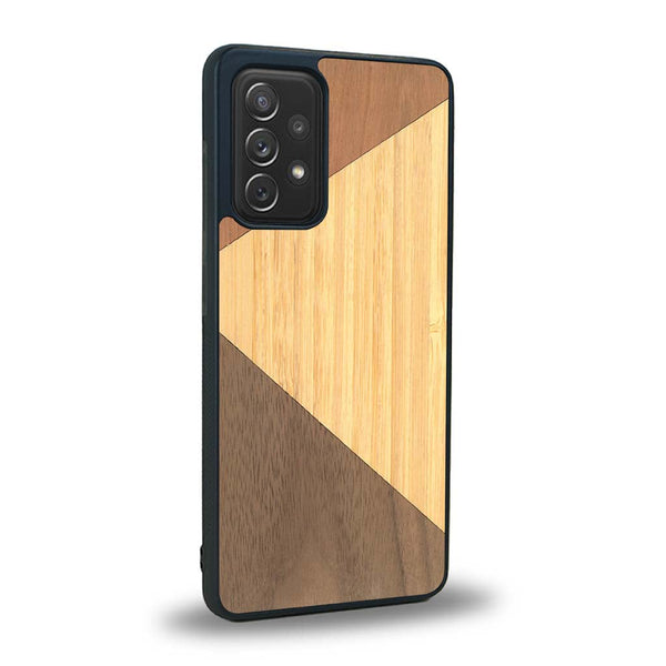 Coque de protection en bois véritable fabriquée en France pour Samsung A52 alliant du merisier, du noyer et du bambou formant chacun deux triangles et un trapèze avec deux jointures en diagonale sur le thème de l'art abstrait