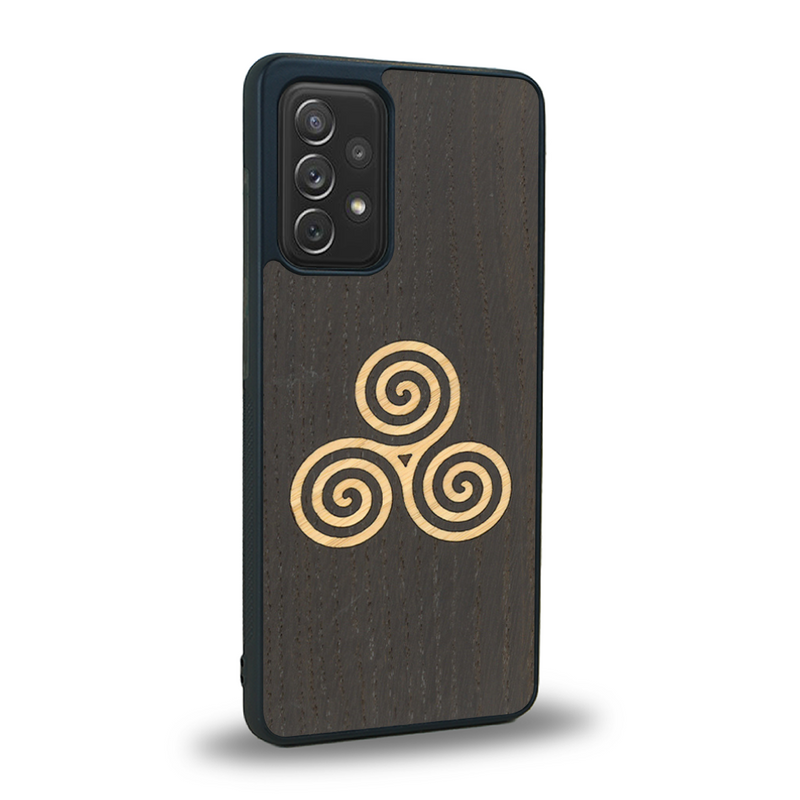 Coque de protection en bois véritable fabriquée en France pour Samsung A52 alliant du chêne fumé et du bambou et doré représentant un triskell