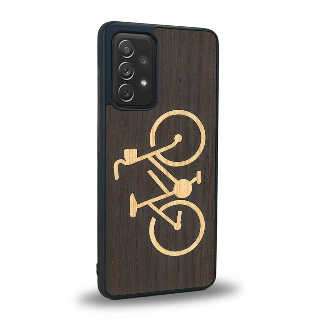 Coque de protection en bois véritable fabriquée en France pour Samsung A52 sur le theme du vélo et de l'outdoor qui allie du bambou et du chêne fumé représentant un vélo