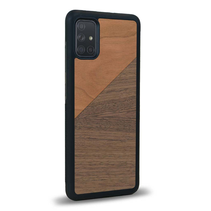 Coque de protection en bois véritable fabriquée en France pour Samsung A71 alliant du merisier et du noyer formant chacun un triangle avec une jointure en diagonale sur le thème de l'art abstrait