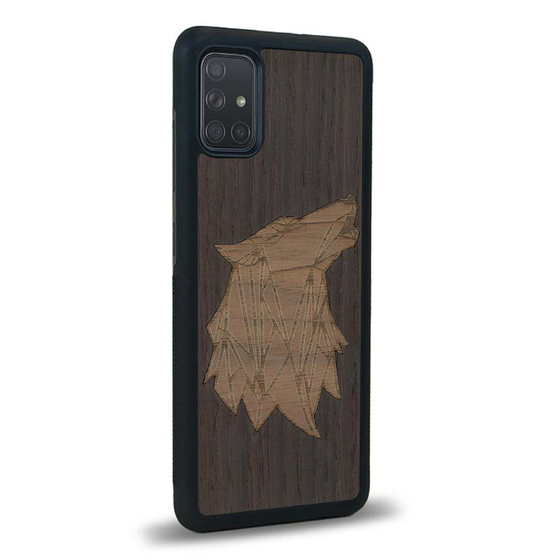 Coque de protection en bois véritable fabriquée en France pour Samsung A71 alliant du chêne fumé et du noyer représentant une tête de loup géométrique de profil sur le thème des animaux et de la nature