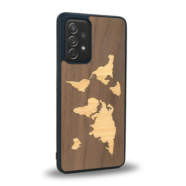 Coque de protection en bois véritable fabriquée en France pour Samsung A72 5G alliant du bambou et du noyer sur le thème du voyage et de l'aventure représentant une mappemonde