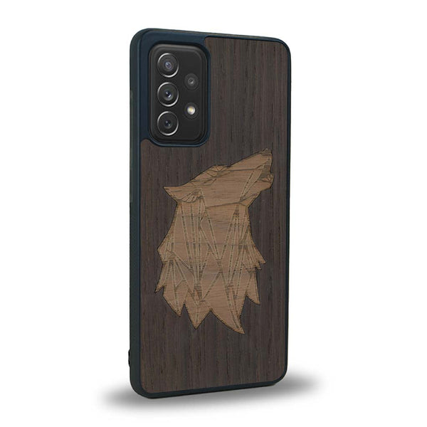 Coque de protection en bois véritable fabriquée en France pour Samsung A72 5G alliant du chêne fumé et du noyer représentant une tête de loup géométrique de profil sur le thème des animaux et de la nature
