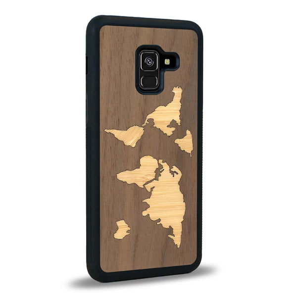 Coque de protection en bois véritable fabriquée en France pour Samsung A8 2018 alliant du bambou et du noyer sur le thème du voyage et de l'aventure représentant une mappemonde