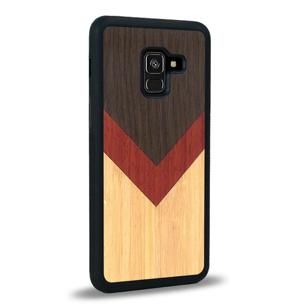 Coque de protection en bois véritable fabriquée en France pour Samsung A8 2018 alliant du chêne fumé, du padouk et du bambou en forme de chevron sur le thème de l'art abstrait