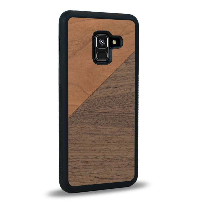 Coque de protection en bois véritable fabriquée en France pour Samsung A8 2018 alliant du merisier et du noyer formant chacun un triangle avec une jointure en diagonale sur le thème de l'art abstrait