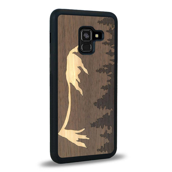 Coque de protection en bois véritable fabriquée en France pour Samsung A8 2018 sur le thème de la nature et de la montagne qui allie du chêne fumé, du noyer et du bambou représentant le mont mézenc