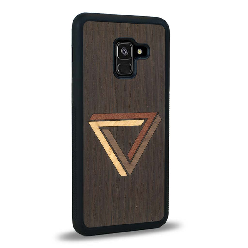 Coque de protection en bois véritable fabriquée en France pour Samsung A8 2018 sur le thème de l'art géométrique qui allie du chêne fumé, du noyer, du bambou et du padouk représentant le triangle de penrose