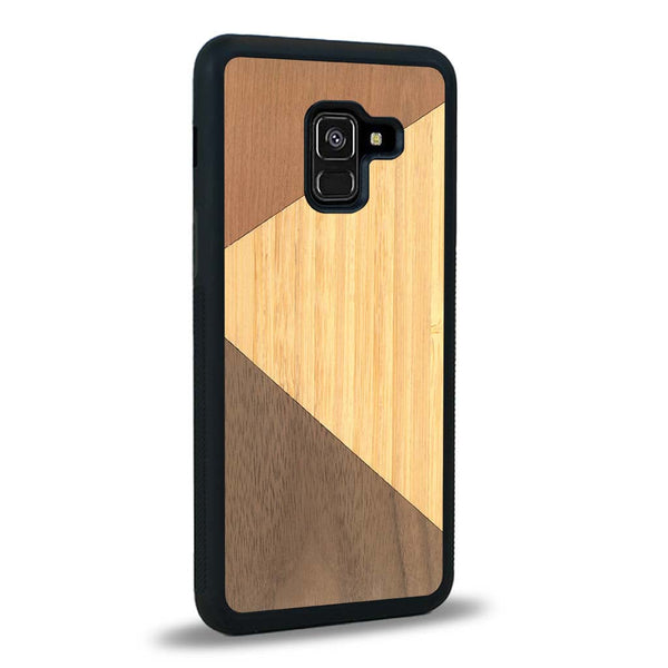 Coque de protection en bois véritable fabriquée en France pour Samsung A8 2018 alliant du merisier, du noyer et du bambou formant chacun deux triangles et un trapèze avec deux jointures en diagonale sur le thème de l'art abstrait