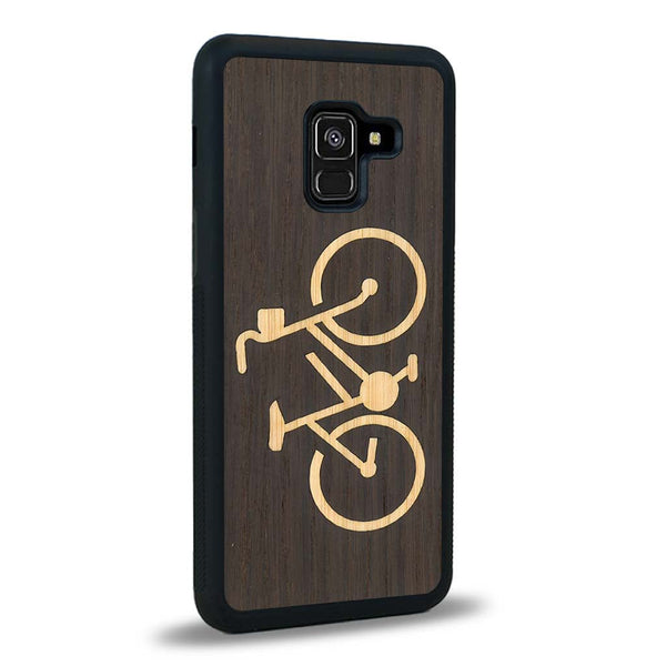 Coque de protection en bois véritable fabriquée en France pour Samsung A8 2018 sur le theme du vélo et de l'outdoor qui allie du bambou et du chêne fumé représentant un vélo