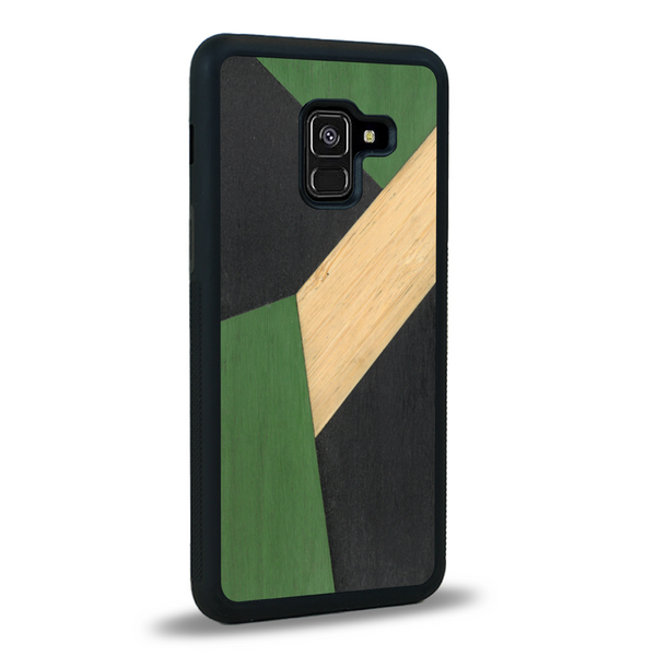 Coque de protection en bois véritable fabriquée en France pour Samsung A8 2018 alliant du bambou, du tulipier vert et noir en forme de mosaïque minimaliste sur le thème de l'art abstrait