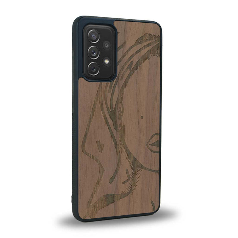 Coque de protection en bois véritable fabriquée en France pour Samsung A92 représentant une silhouette féminine épurée de type line art en collaboration avec l'artiste Maud Dabs