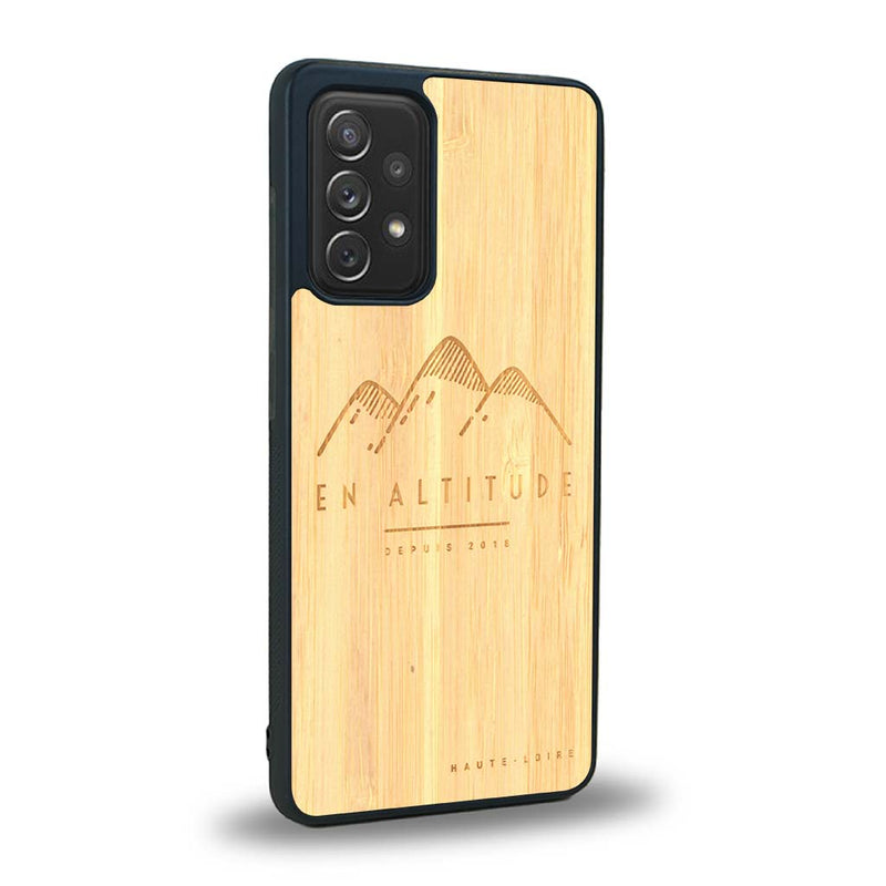 Coque de protection en bois véritable fabriquée en France pour Samsung A92 représentant des montagnes, sur le thème de la randonnée en pleine nature et du trail
