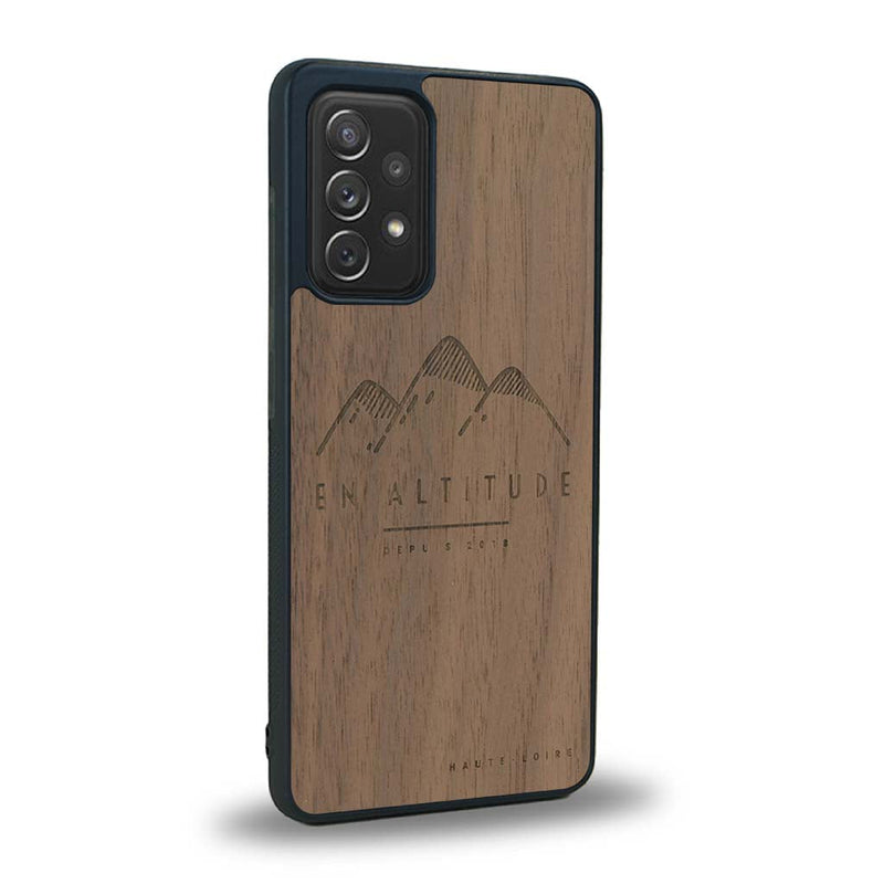 Coque de protection en bois véritable fabriquée en France pour Samsung A92 représentant des montagnes, sur le thème de la randonnée en pleine nature et du trail