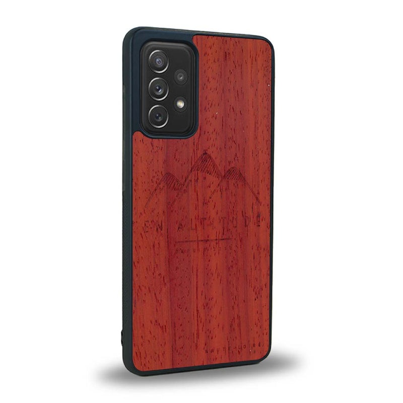 Coque de protection en bois véritable fabriquée en France pour Samsung A92 représentant des montagnes, sur le thème de la randonnée en pleine nature et du trail