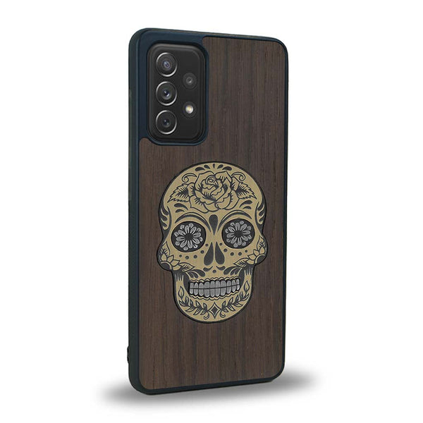 Coque de protection en bois véritable fabriquée en France pour Samsung A92 alliant du chêne fumé avec du métal argenté et doré représentant une tête de mort mexicaine sur le thème Dia de los Muertos