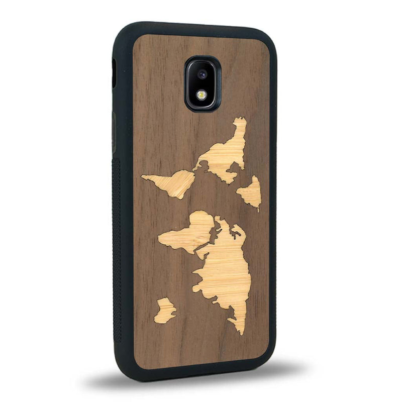 Coque de protection en bois véritable fabriquée en France pour Samsung J3 2017 alliant du bambou et du noyer sur le thème du voyage et de l'aventure représentant une mappemonde