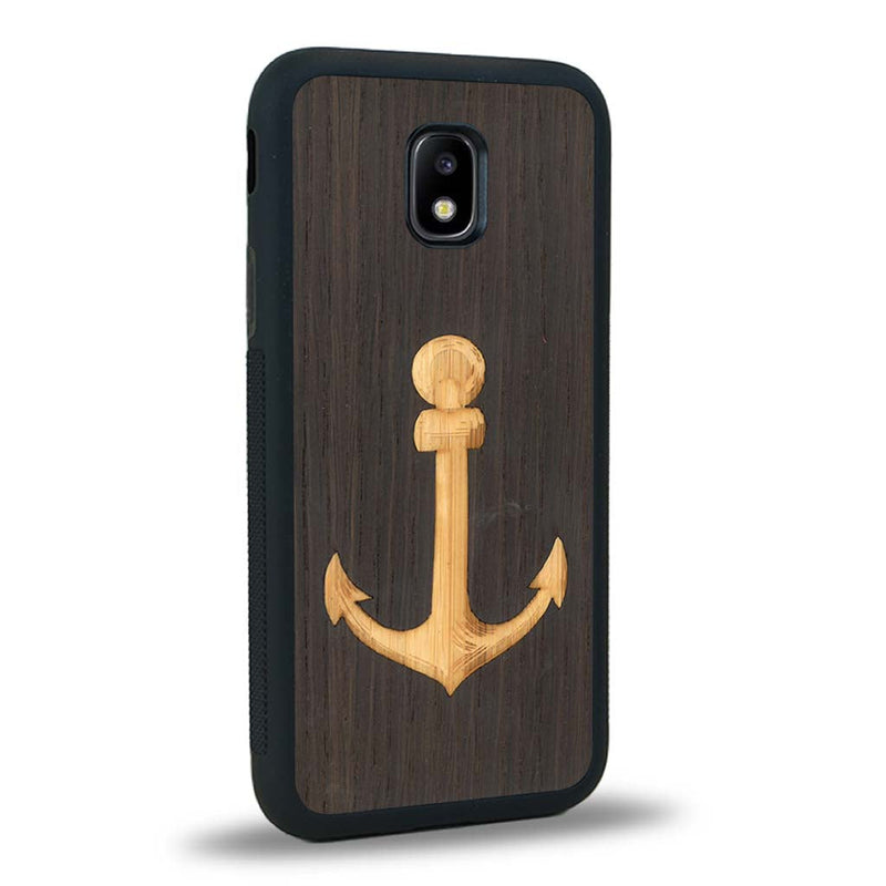 Coque de protection en bois véritable fabriquée en France pour Samsung J3 2017 sur le thème nautique avec un bois clair et un bois foncé représentant une ancre de bateau