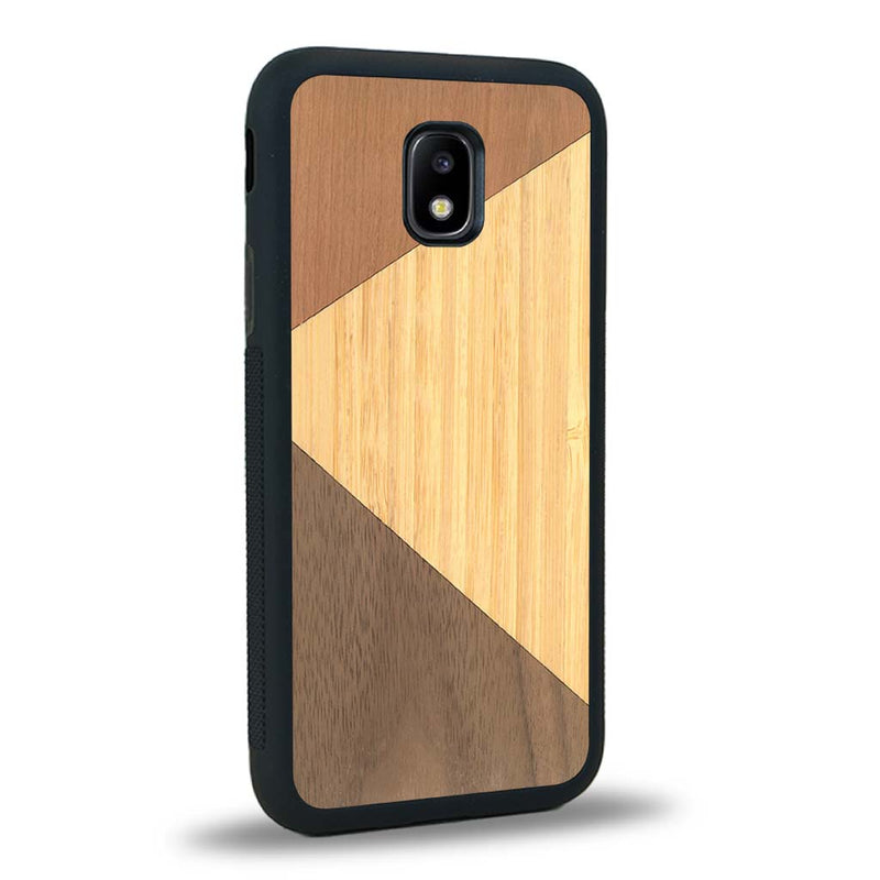 Coque de protection en bois véritable fabriquée en France pour Samsung J3 2017 alliant du merisier, du noyer et du bambou formant chacun deux triangles et un trapèze avec deux jointures en diagonale sur le thème de l'art abstrait