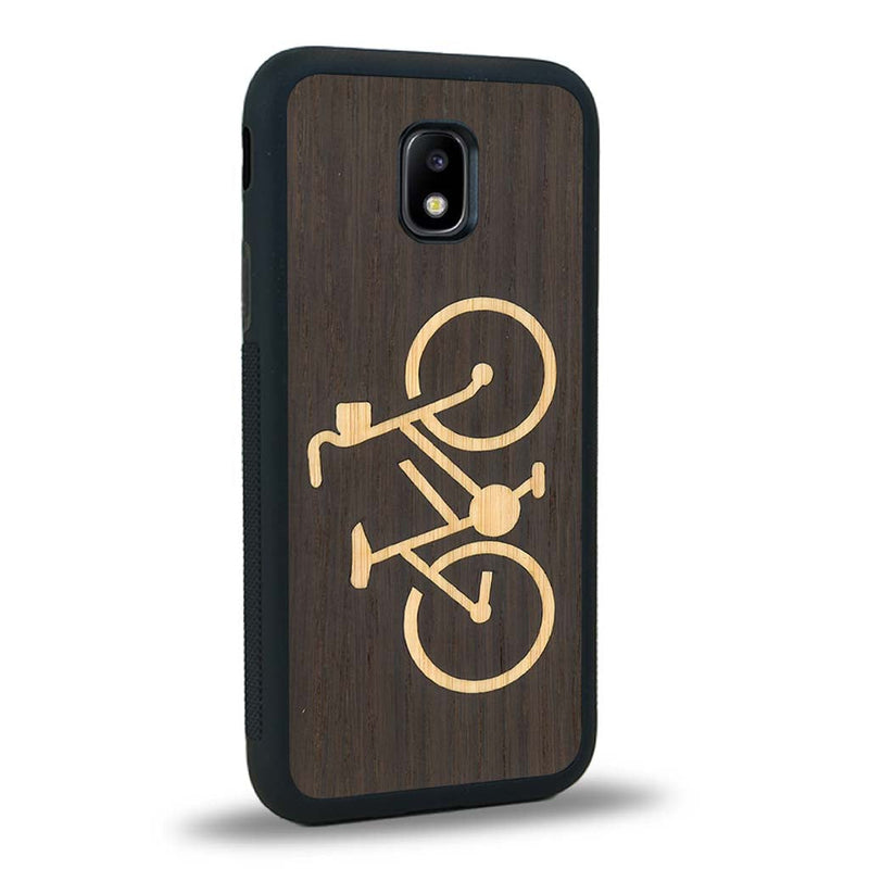 Coque de protection en bois véritable fabriquée en France pour Samsung J3 2017 sur le theme du vélo et de l'outdoor qui allie du bambou et du chêne fumé représentant un vélo