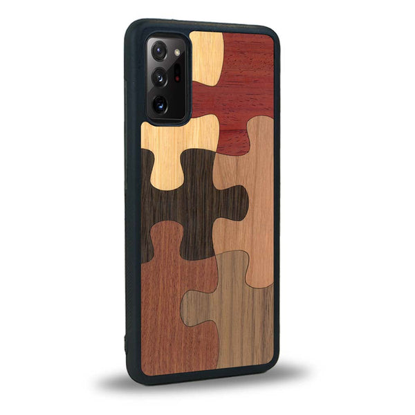 Coque de protection en bois véritable fabriquée en France pour Samsung Note 20 représentant un puzzle en six pièces qui allie du chêne fumé, du noyer, du bambou, du padouk, du merisier et de l'acajou