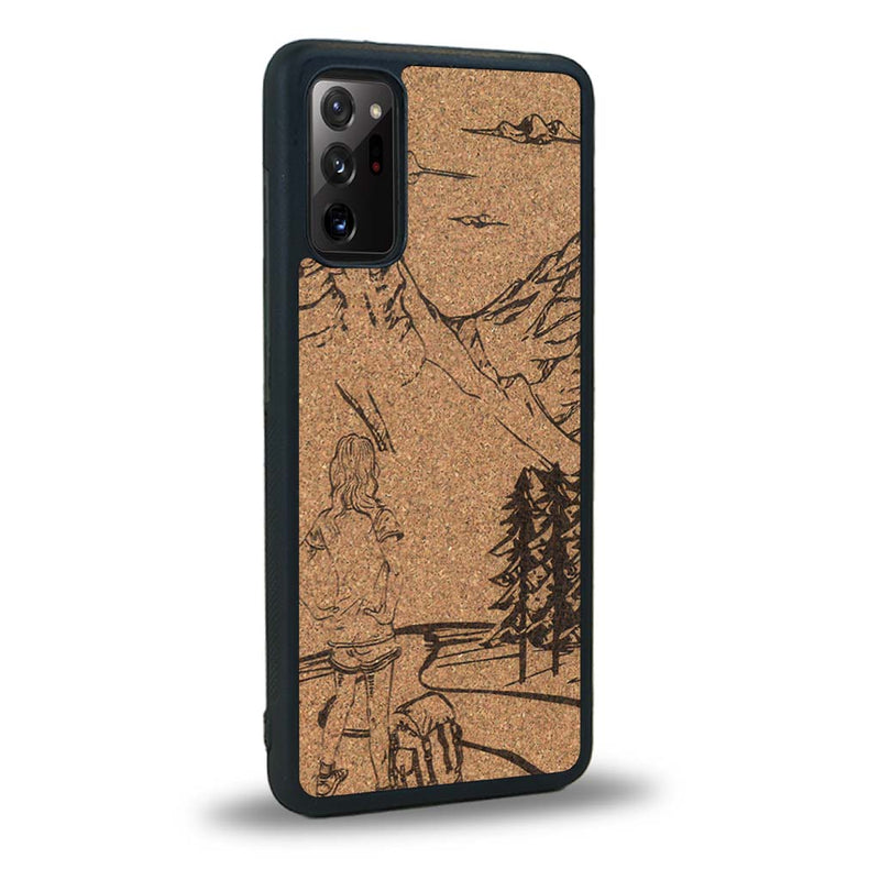 Coque de protection en bois véritable fabriquée en France pour Samsung Note 20 sur le thème de la randonnée en montagne et de l'aventure avec une gravure représentant une femme de dos face à un paysage de nature