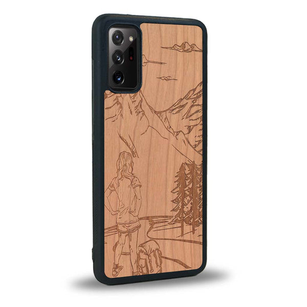 Coque de protection en bois véritable fabriquée en France pour Samsung Note 20 sur le thème de la randonnée en montagne et de l'aventure avec une gravure représentant une femme de dos face à un paysage de nature