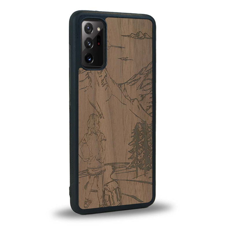 Coque de protection en bois véritable fabriquée en France pour Samsung Note 20 sur le thème de la randonnée en montagne et de l'aventure avec une gravure représentant une femme de dos face à un paysage de nature