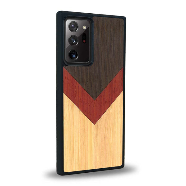 Coque de protection en bois véritable fabriquée en France pour Samsung Note 20+ alliant du chêne fumé, du padouk et du bambou en forme de chevron sur le thème de l'art abstrait