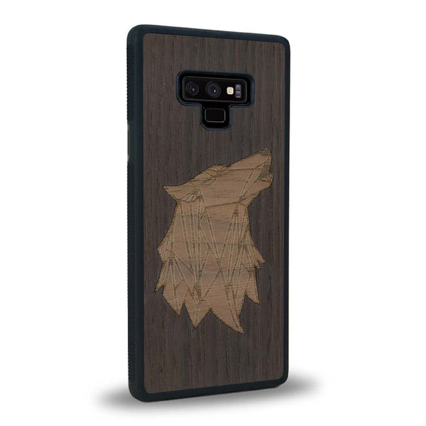 Coque de protection en bois véritable fabriquée en France pour Samsung Note 9 alliant du chêne fumé et du noyer représentant une tête de loup géométrique de profil sur le thème des animaux et de la nature