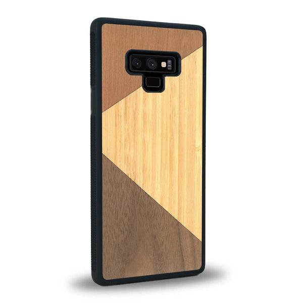 Coque de protection en bois véritable fabriquée en France pour Samsung Note 9 alliant du merisier, du noyer et du bambou formant chacun deux triangles et un trapèze avec deux jointures en diagonale sur le thème de l'art abstrait