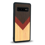 Coque de protection en bois véritable fabriquée en France pour Samsung S10 alliant du chêne fumé, du padouk et du bambou en forme de chevron sur le thème de l'art abstrait