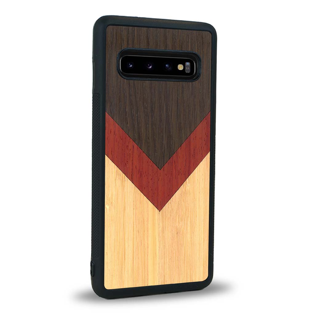 Coque de protection en bois véritable fabriquée en France pour Samsung S10 alliant du chêne fumé, du padouk et du bambou en forme de chevron sur le thème de l'art abstrait