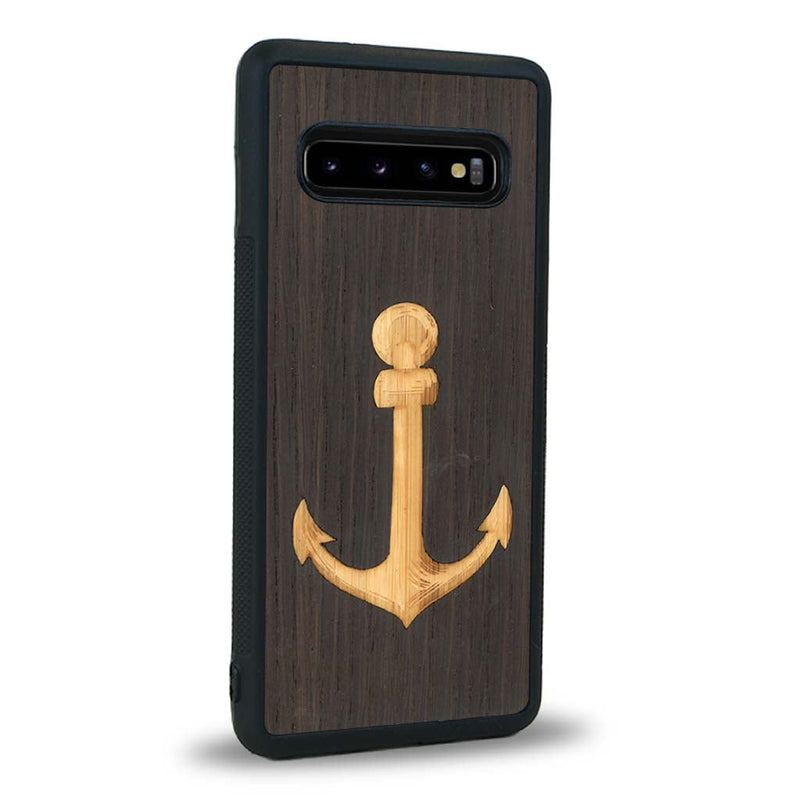 Coque de protection en bois véritable fabriquée en France pour Samsung S10 sur le thème nautique avec un bois clair et un bois foncé représentant une ancre de bateau