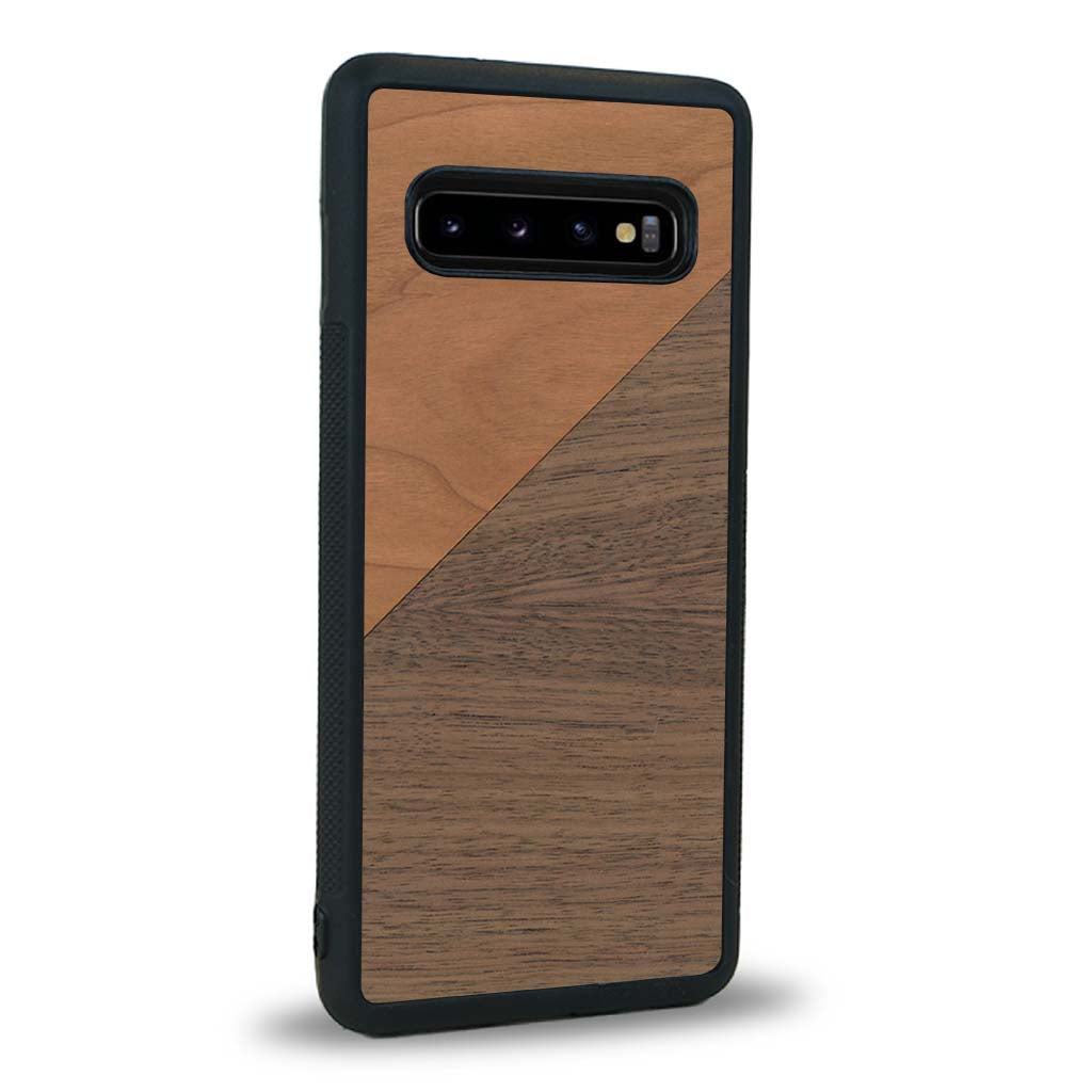 Coque de protection en bois véritable fabriquée en France pour Samsung S10 alliant du merisier et du noyer formant chacun un triangle avec une jointure en diagonale sur le thème de l'art abstrait