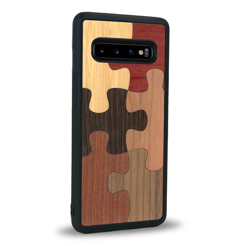 Coque de protection en bois véritable fabriquée en France pour Samsung S10 représentant un puzzle en six pièces qui allie du chêne fumé, du noyer, du bambou, du padouk, du merisier et de l'acajou