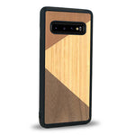 Coque de protection en bois véritable fabriquée en France pour Samsung S10 alliant du merisier, du noyer et du bambou formant chacun deux triangles et un trapèze avec deux jointures en diagonale sur le thème de l'art abstrait