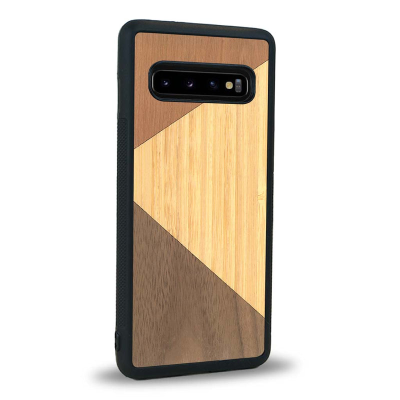 Coque de protection en bois véritable fabriquée en France pour Samsung S10 alliant du merisier, du noyer et du bambou formant chacun deux triangles et un trapèze avec deux jointures en diagonale sur le thème de l'art abstrait