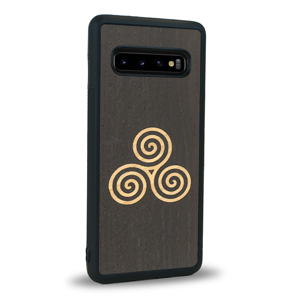 Coque de protection en bois véritable fabriquée en France pour Samsung S10 alliant du chêne fumé et du bambou et doré représentant un triskell